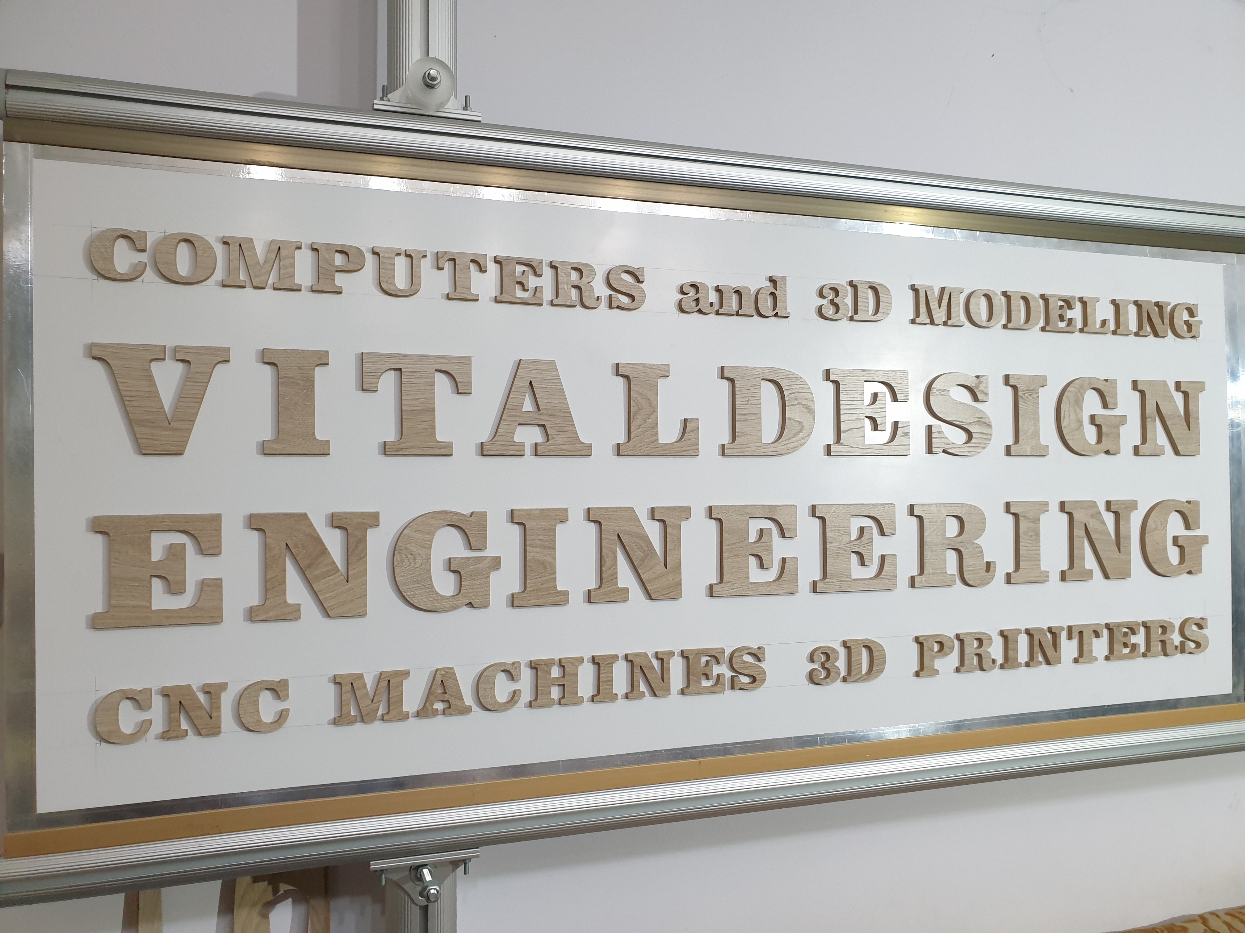Вывеска VITALDESIGN ENGINEERING — авторская работа от замысла до готовой композиции